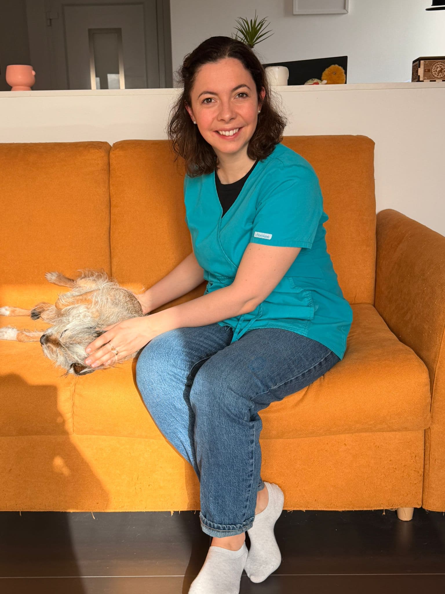 Dr. Astrid Jarleton, vétérinaire ostéopathe et physiothérapeute, avec un chien — soins à domicile en Suisse romande